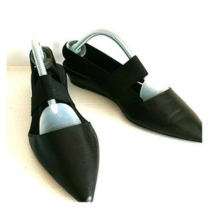Fun pair of stretch band flats.  Black leather.